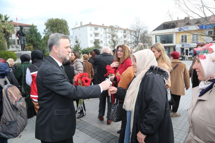 GÖLCÜK'TE KADINLAR GÜNÜ TÖRENLE KUTLANDI