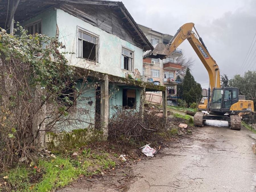 GÖLCÜK'TE ORTA HASARLI YA DA METRUK OLDUĞU İÇİN YIKILAN BİNA SAYISI 115 OLDU