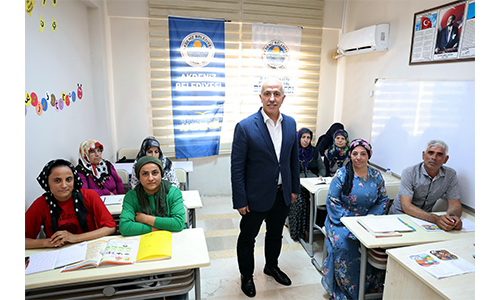 GÜLTAK, YILLAR SONRA OKUMA-YAZMAYI ÖĞRENEN ÇİFTİ SINIFLARINDA ZİYARET ETTİ
