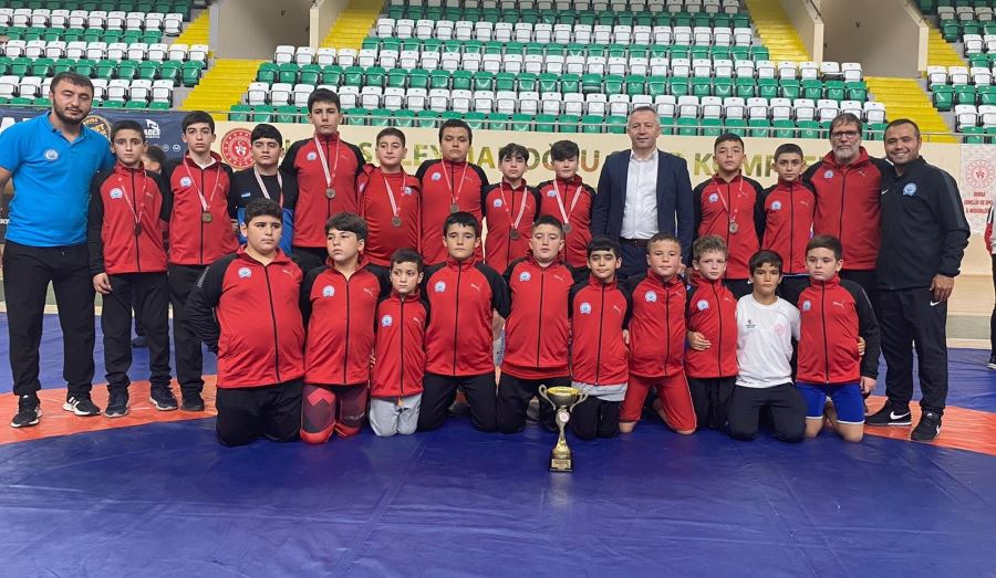 GÜREŞ MİNDERİNDE ‘YILDIRIM’ FIRTINASI
