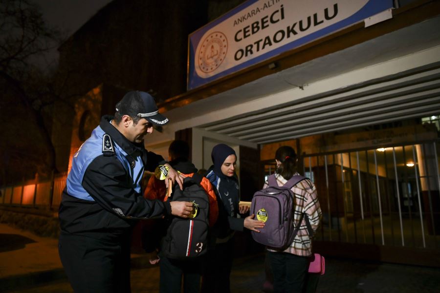GÜVENLİ ANKARA GÜVENLİ YAYA: ABB’DEN ÖĞRENCİLERE REFLEKTÖRLÜ ÇIKARTMA VE KOL BANDI