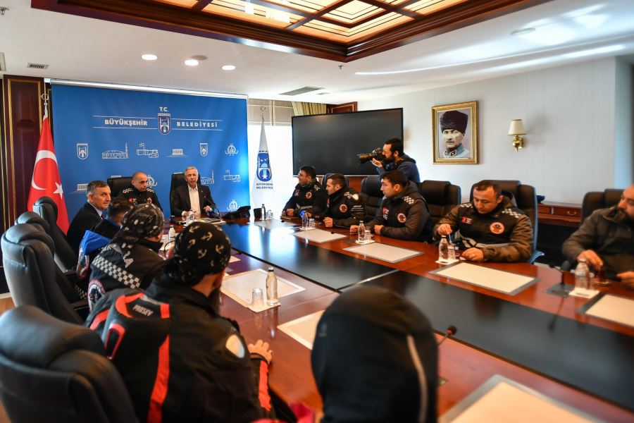 HATAY’DA DEPREMZEDE VATANDAŞLARIN YARDIMINA KOŞAN MOTOKURYELER ABB BAŞKANI MANSUR YAVAŞ İLE BİR ARAYA GELDİ