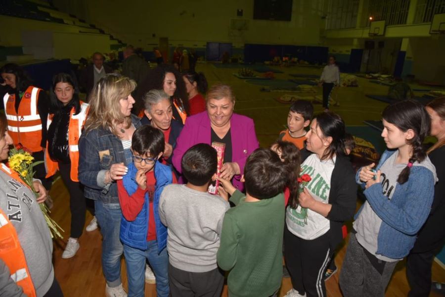 Hülya Erdem, kadınlara karanfil sundu