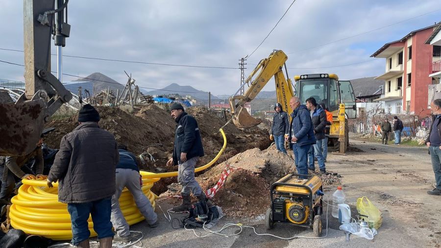 İLÇEMİZDE DOĞALGAZ ÇALIŞMALARI HIZ KESMEDEN DEVAM EDİYOR