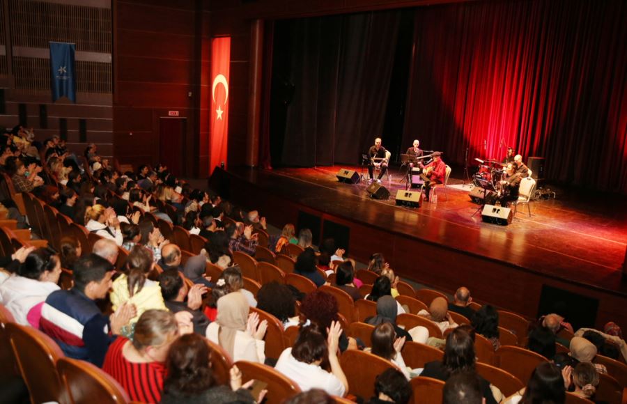 İLHAN ŞEŞEN KÜÇÜKÇEKMECE’DE KONSER VERDİ