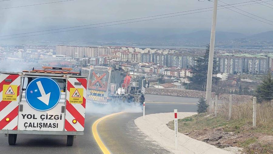 İlimtepe yoluna uzun ömürlü asfalt  ve sarı yol çizgisi