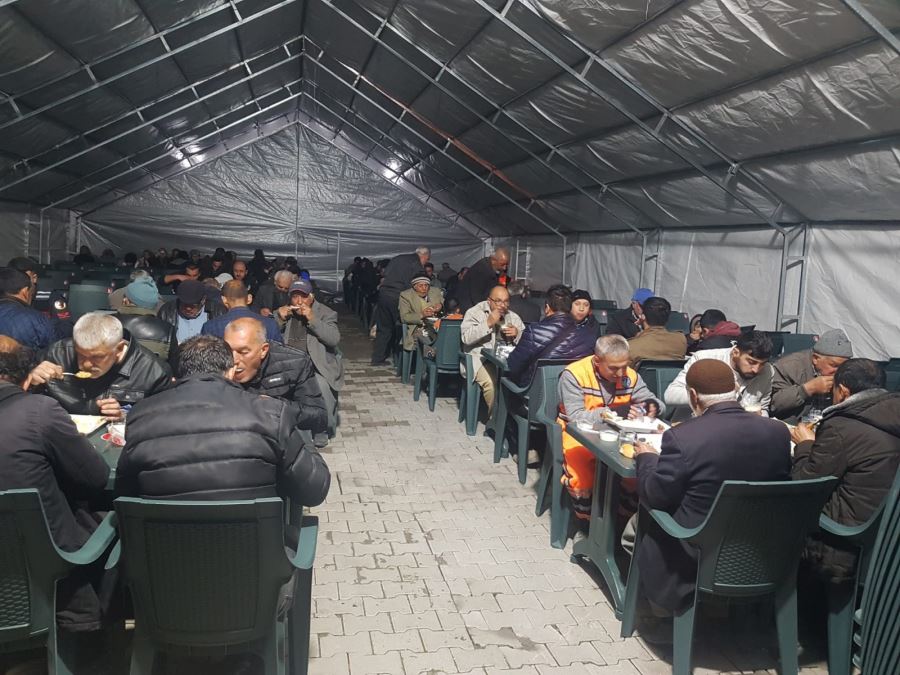 İLK ORUÇLAR KEÇİÖREN BELEDİYESİ İFTAR ÇADIRLARINDA AÇILDI