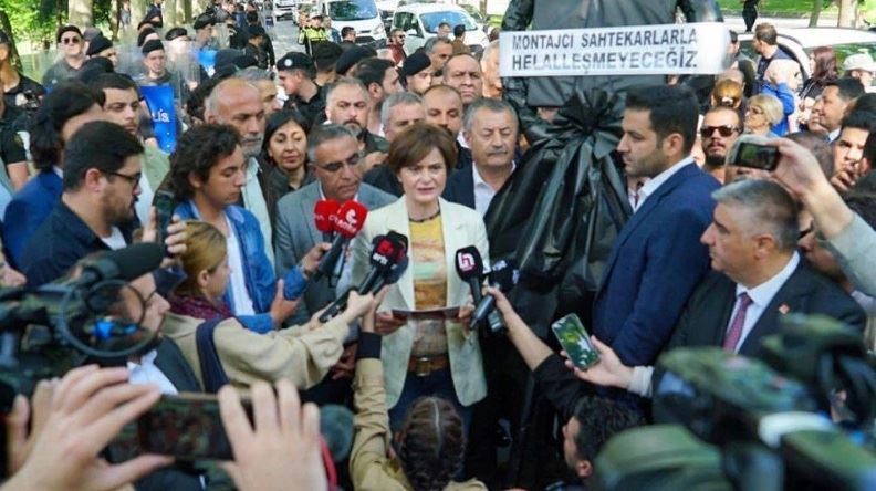 KAFTANCIOĞLU'NDAN AK PARTİ’YE SİYAH ÇELENKLİ PROTESTO!