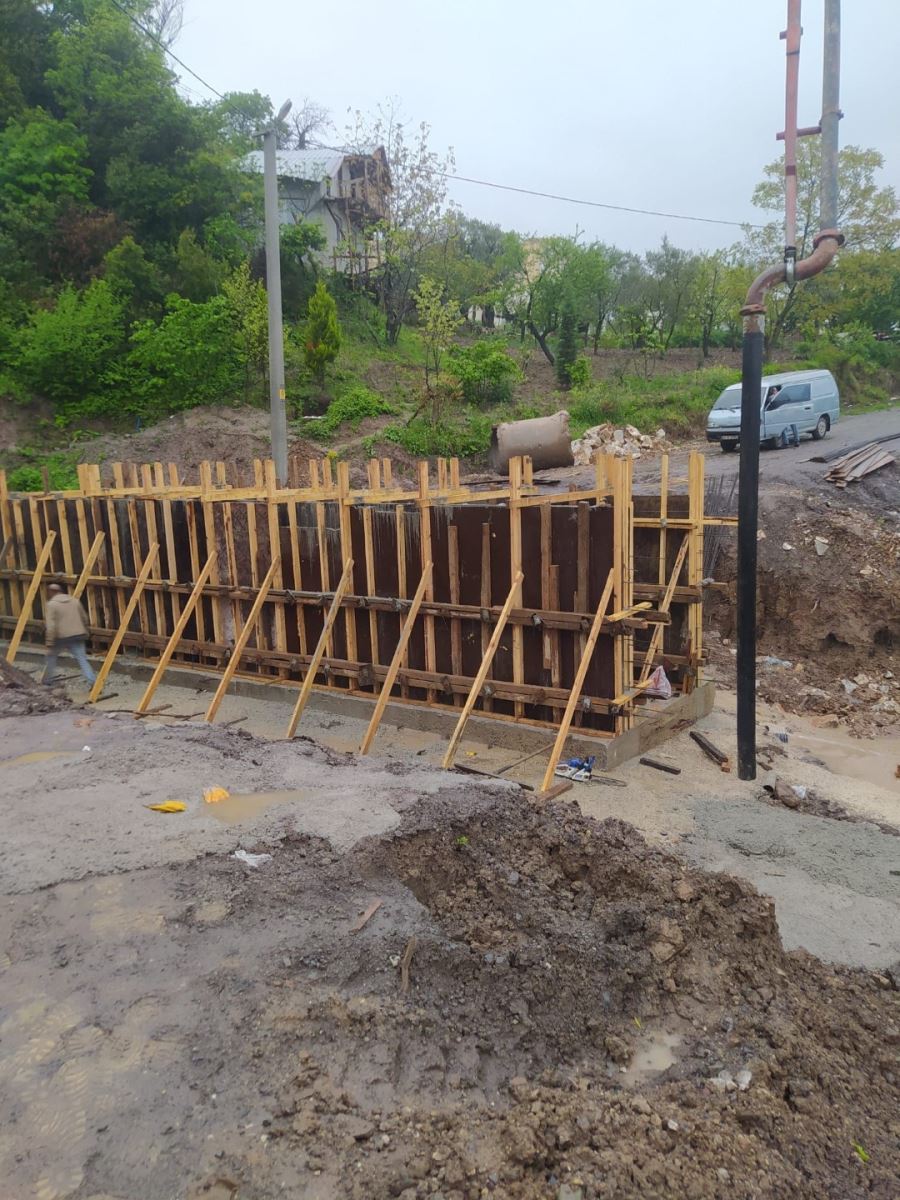 Karamürsel Yakut Sokakta menfez, taş duvar ve asfalt