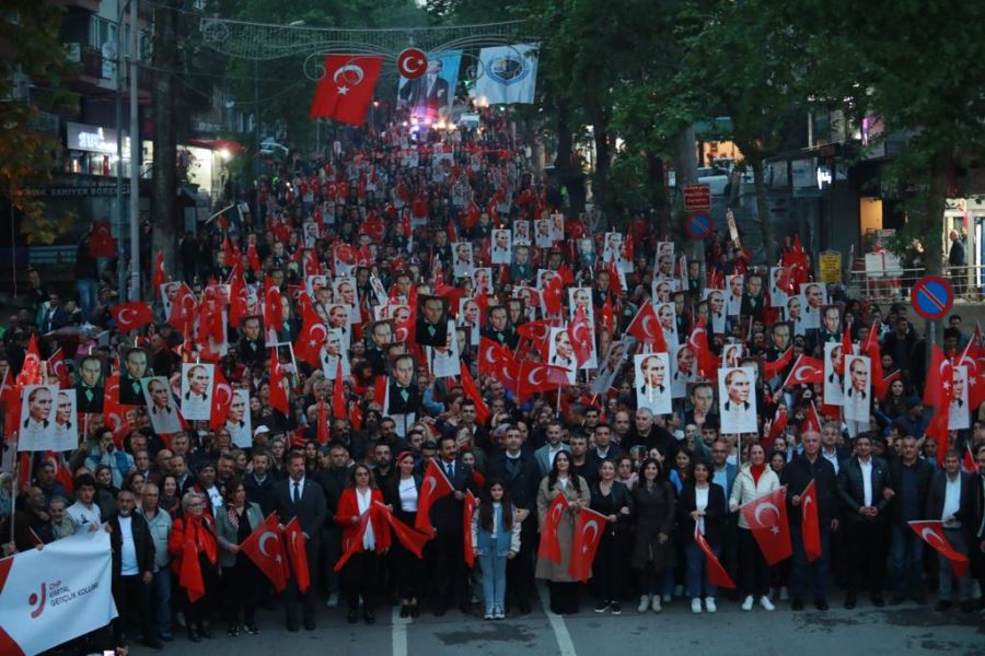 Kartallılar, Göksel’in Şarkılarıyla 19 Mayıs Coşkusunu Yaşadı