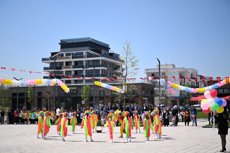 KARTEPE KENT MEYDANI’NDA 23 NİSAN COŞKUSU