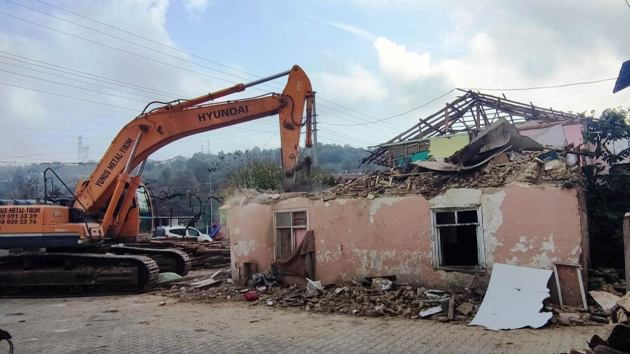 KARTEPE’DE METRUK VE ORTA HASARLI BİNA TEMİZLİĞİ