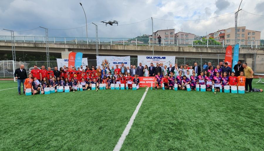 KAVAKLI ADEM BAŞOĞLU ORTAOKULU KIZ FUTBOL TAKIMI TÜRKİYE ŞAMPİYONU