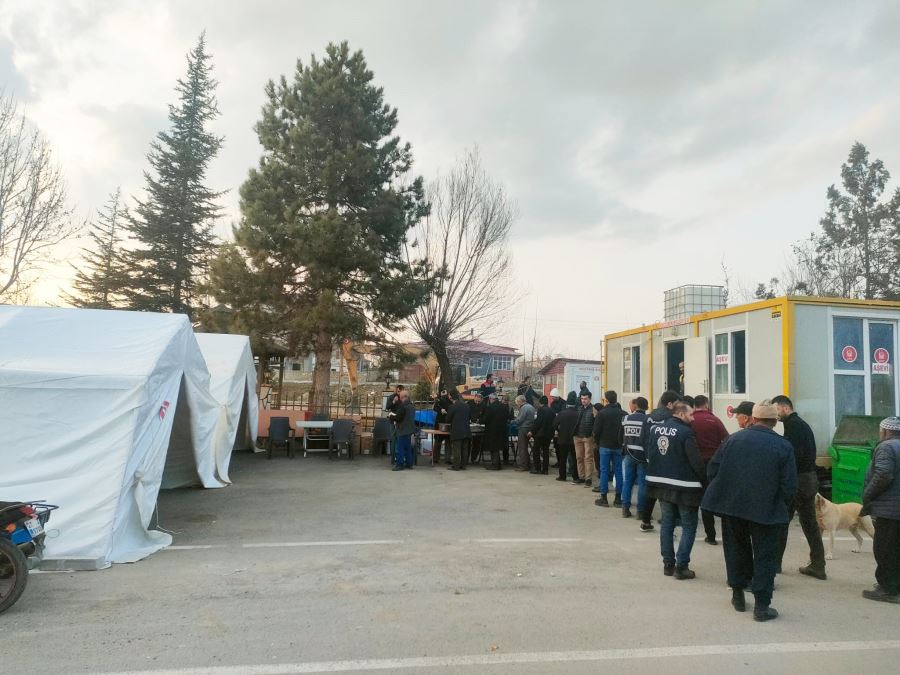 KEÇİÖREN BELEDİYESİNİN AŞ EVİNDE ÜÇ ÖĞÜN YEMEK