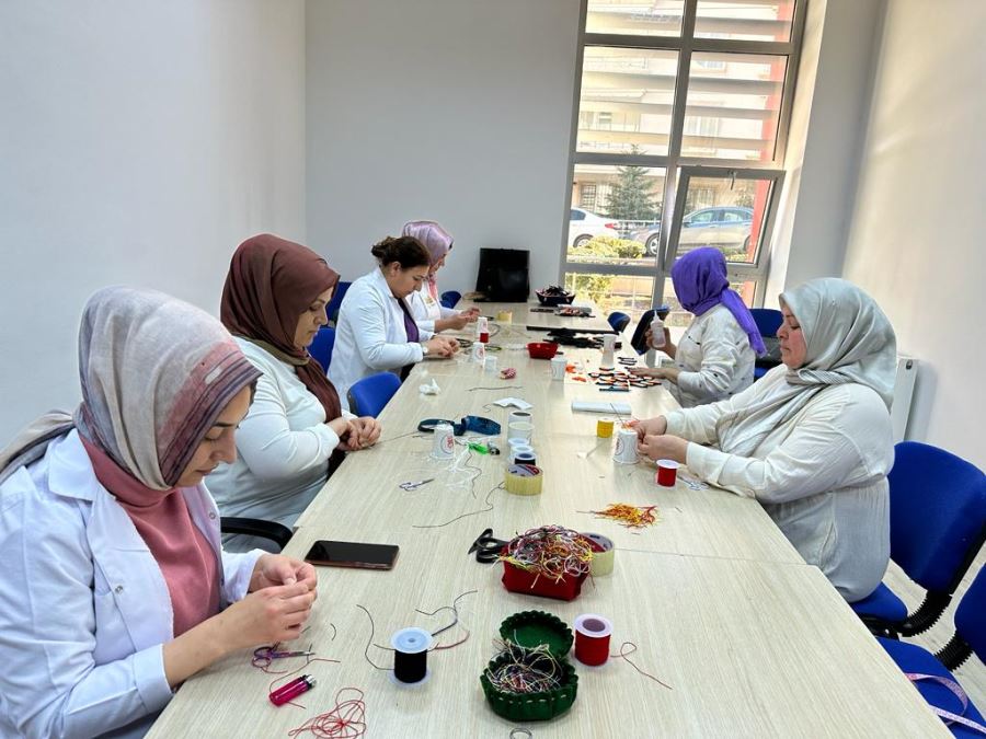 KEÇMEK’TE DEPREMZEDELER İÇİN KIYAFET ÜRETİLİYOR