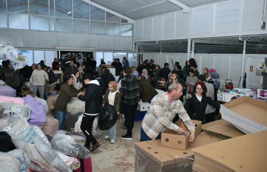 Kepez’den deprem bölgesine her saat başı yardım TIR’ı