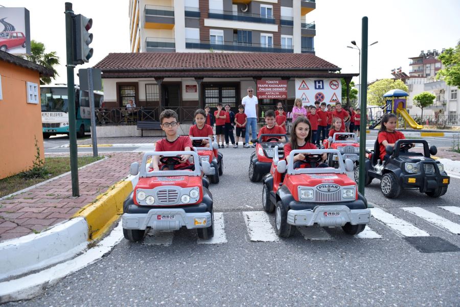 Kepez’den geleceğin sürücü adaylarına trafik eğitimi