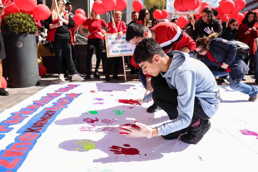 KIRMIZI BALONLAR OTİZM FARKINDALIĞI İÇİN HAVALANDI