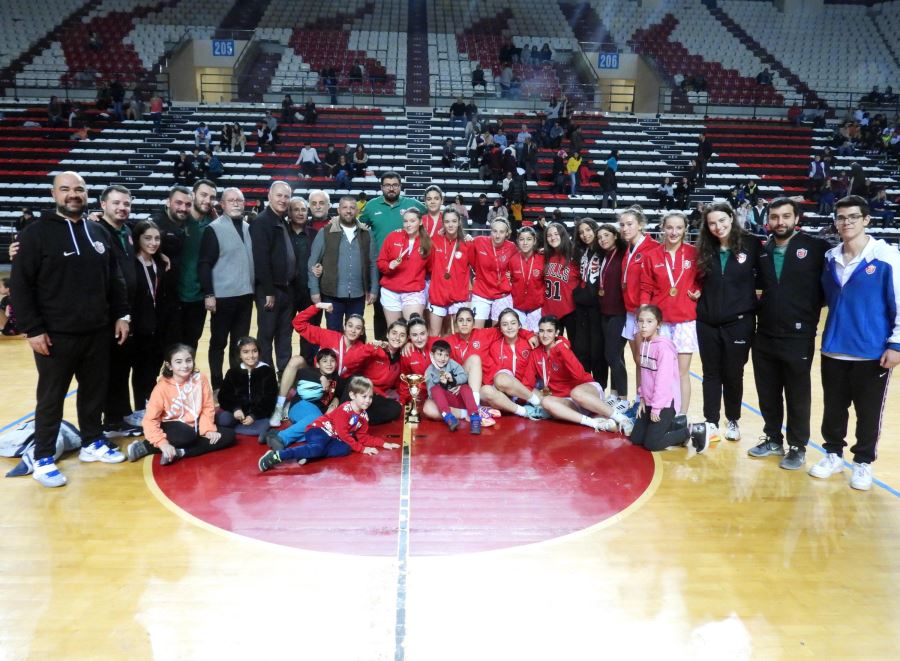 Kızların şampiyonu Kepez