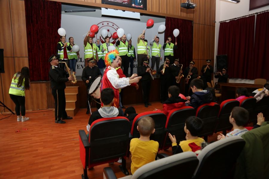 Kocaeli Gönüllülerinden Sevgi Evindeki çocuklara sürpriz