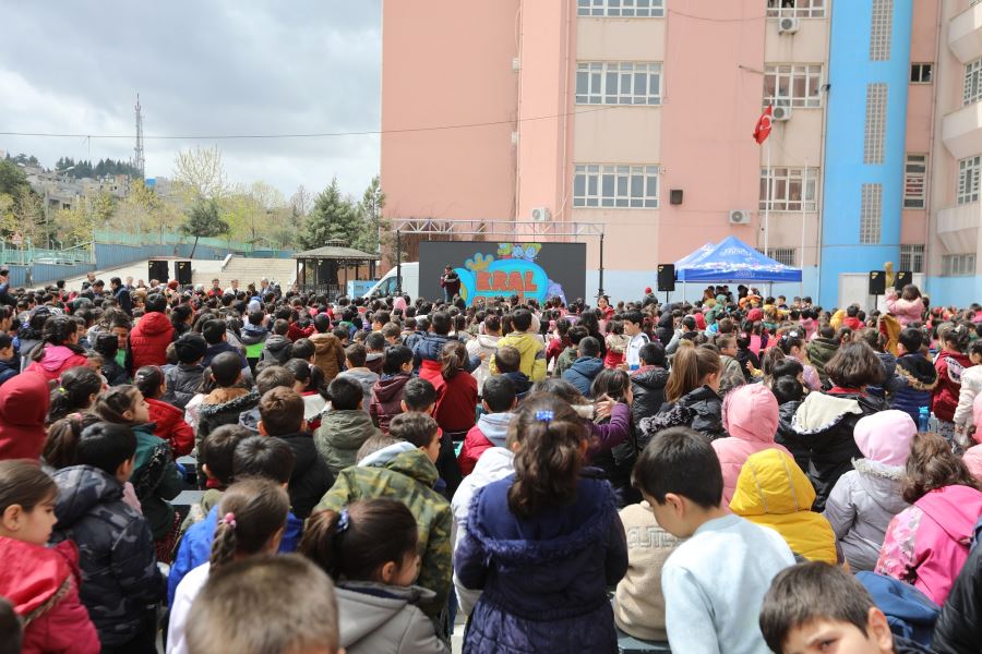 KRAL ŞAKİR’DEN “MİKROP AVCILARI CUMBURLOP” SİNEMA FİLMİ, AFETZEDE ÇOCUKLARLA BULUŞTU