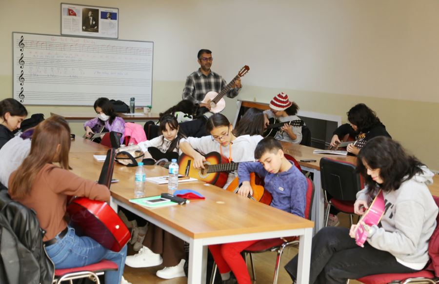 KÜÇÜKÇEKMECE BELEDİYESİ SANAT VE MESLEK KURSLARI DEVAM EDİYOR