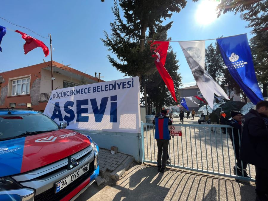 KÜÇÜKÇEKMECE BELEDİYESİ’NDEN HATAY’DA GÜNLÜK 5 BİN KİŞİYE SICAK YEMEK DESTEĞİ