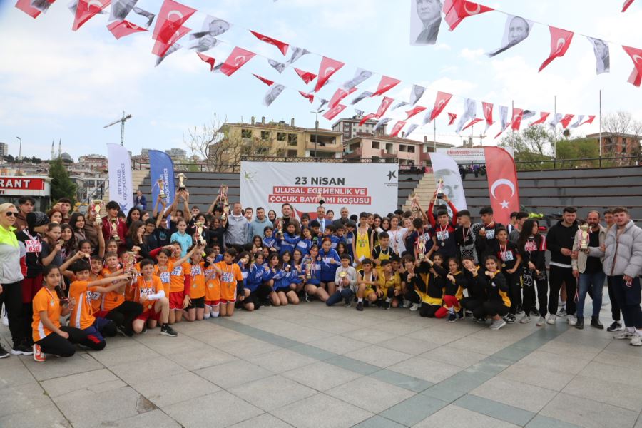 KÜÇÜKÇEKMECE’DE 23 NİSAN’A ÖZEL KOŞU DÜZENLENDİ