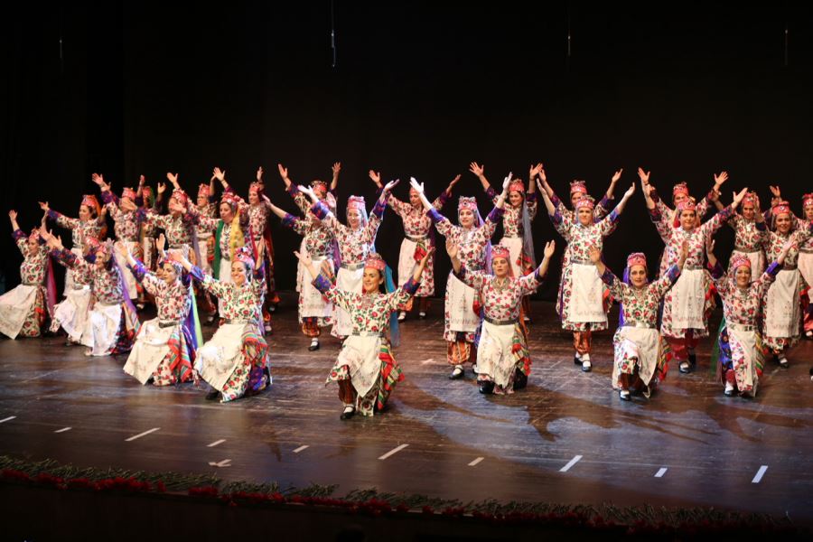 KÜÇÜKÇEKMECE’DE HALK OYUNLARI FESTİVALİ’NE BÜYÜK İLGİ