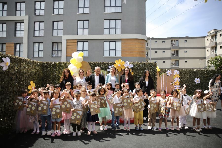 KÜÇÜKÇEKMECELİ ÖĞRENCİLERE KARNE ŞENLİĞİ