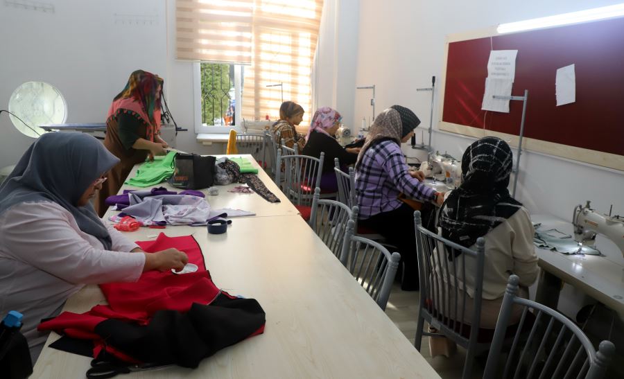 MAHALLE KÜLTÜR SANAT EVLERİ, ALTIN BİLEZİK SAHİBİ YAPIYOR