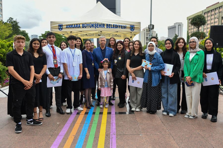 MANSUR YAVAŞ GÖKKUŞAĞI YABANCI DİL EĞİTİM MERKEZİ SERTİFİKA TÖRENİNDE GENÇLERLE BULUŞTU
