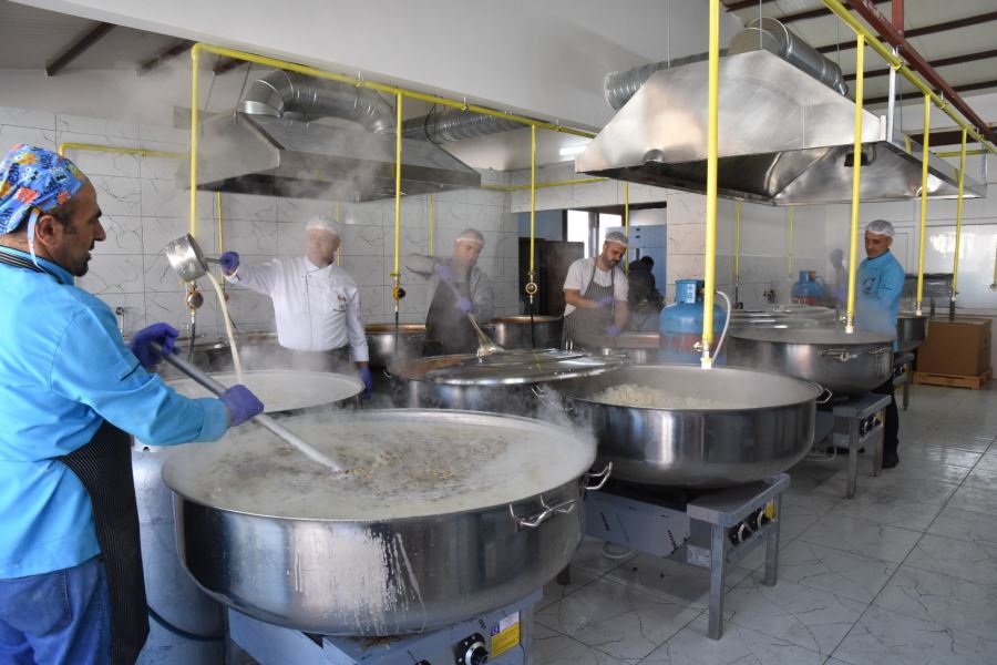 MENEMEN BELEDİYESİ AŞEVİ’NDEN HER GÜN 10 BİN SICAK YEMEK