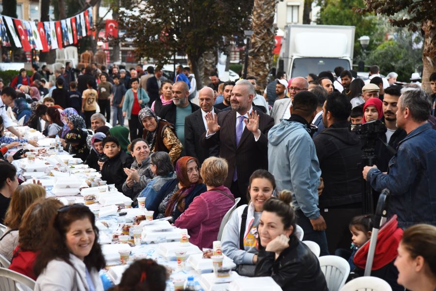 MENEMENLİLERE KADİR GECESİ’NDE DEV İFTAR SOFRASI