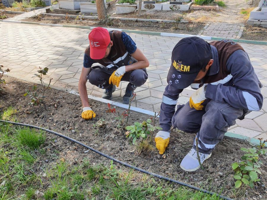Mezarlıklar Bayrama Hazırlanıyor