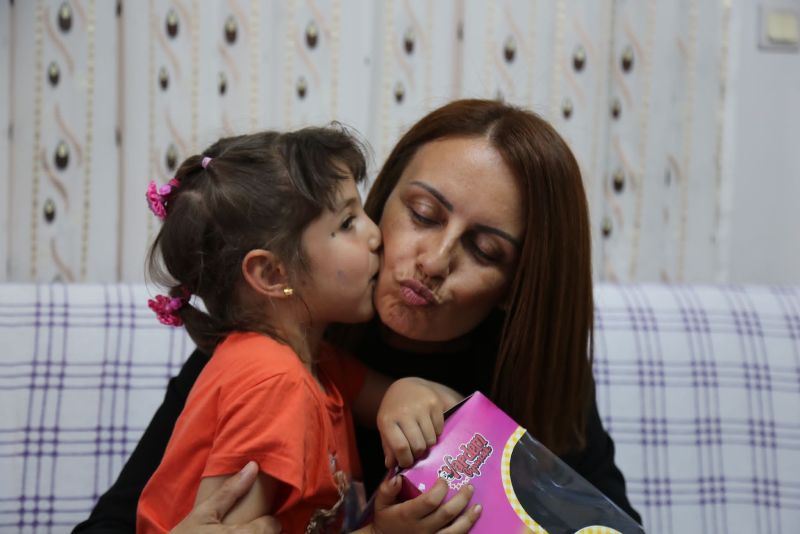 MİLLETVEKİLİ ADAYI SÖYLEMEZ, DEPREMDE ENKAZ ALTINDA 3 GÜN YAŞAM MÜCADELESİ VEREN MİNİK HAZAL’LA KUCAKLAŞTI