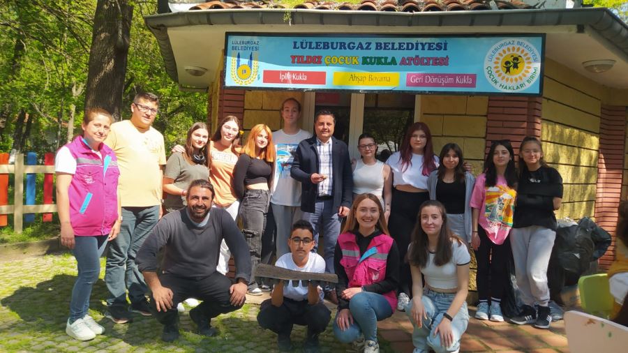 Minik eller ata tohumlarını toprakla buluşturdu!