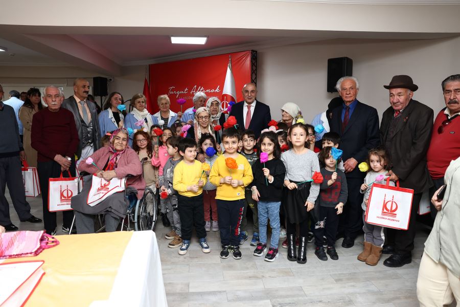 MİNİK ÖĞRENCİLERDEN HUZUREVİNE MUTLU EDEN SÜRPRİZ