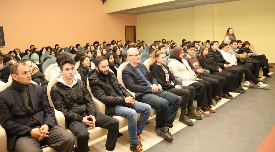 Öğrenciler Şehir Tiyatrosu oyuncularıyla buluştu