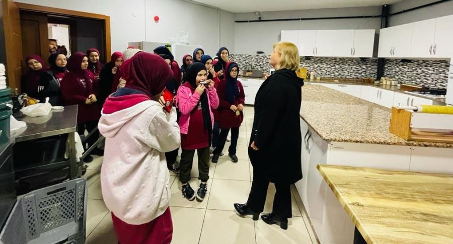 Orhangazi İmam Hatip Ortaokulundan Orhangazi Belediyesi Hanımlar Lokali‘ne Ziyaret