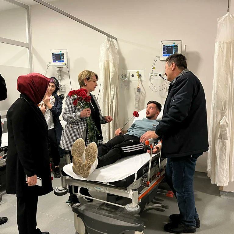 Özdemir'den Gebze'de hastalara moral ziyareti