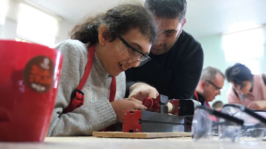 Özel çocuklara, ahşap oyuncak atölyesi etkinliği
