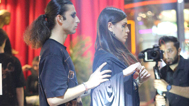 PODYUMDA SAÇINI KESTİ