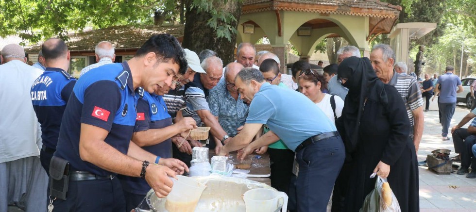 Pozantı Belediyesi Vatandaşlara Aşure Dağıttı - GÜNDEM - İnternetin Ajansı