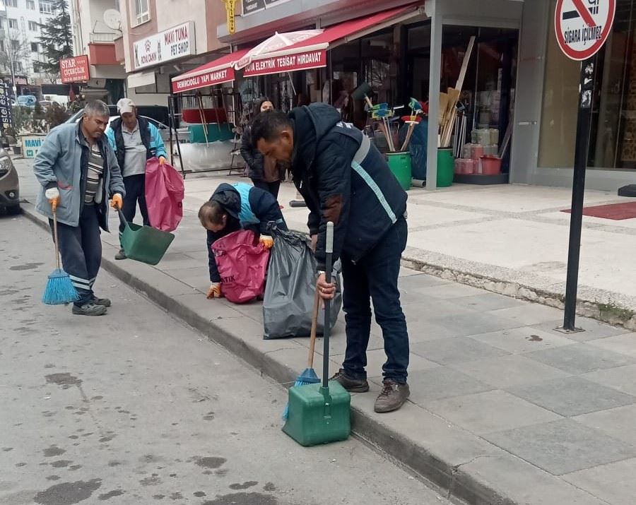 Pursaklar’da Gece Gündüz Temizlik Çalışması