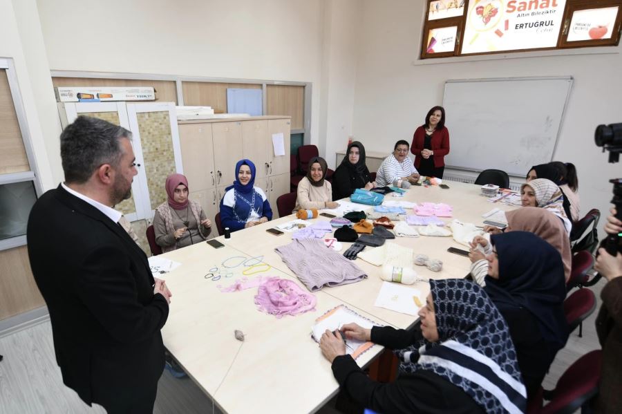 Pursaklar’da Kadınlar Depremzedeler İçin İlmek İlmek Örüyor