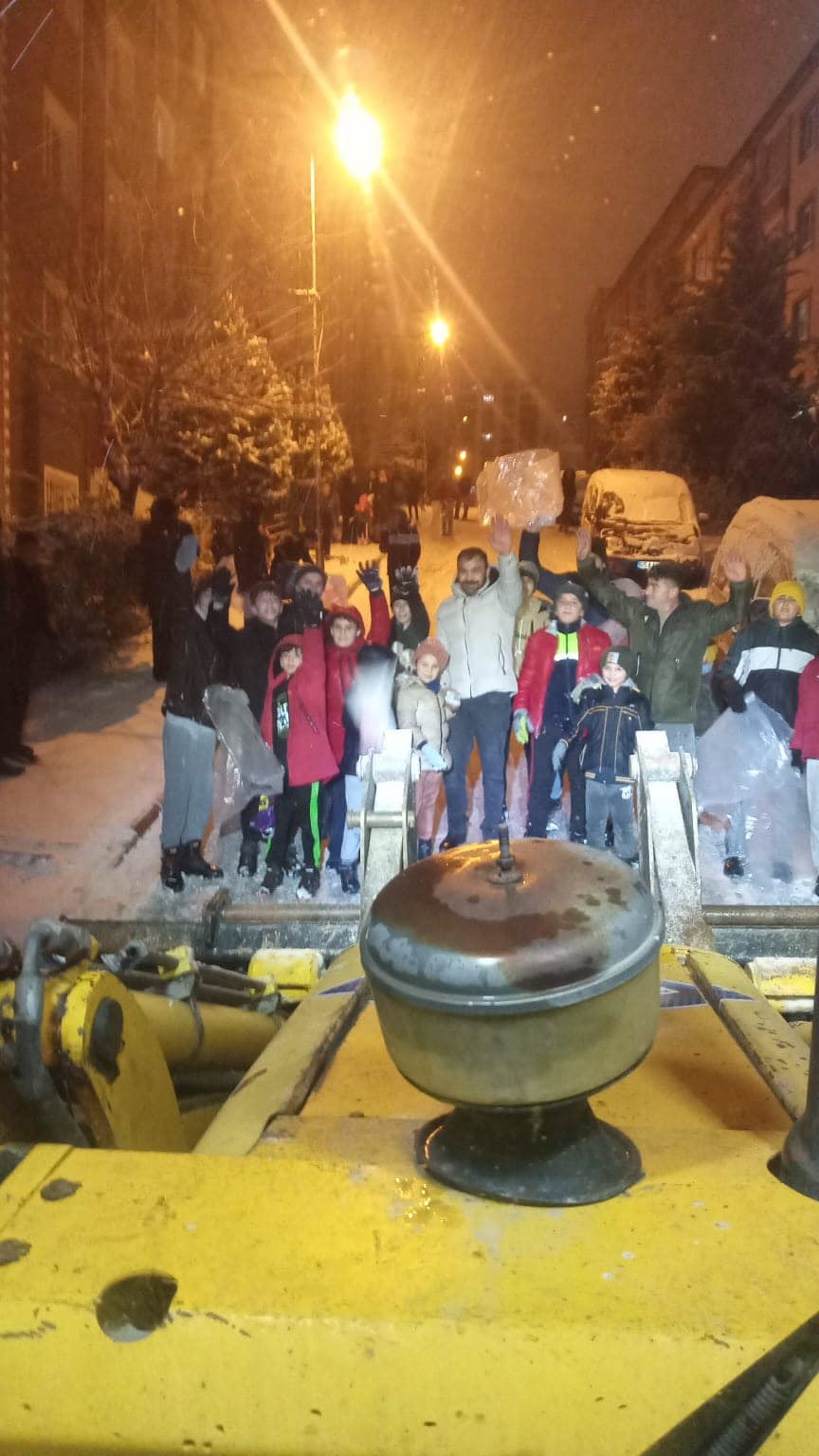 Pursaklar’da Kartopu Oynamak İsteyen Vatandaşlardan Kar Küreme Aracına Sevimli Protesto