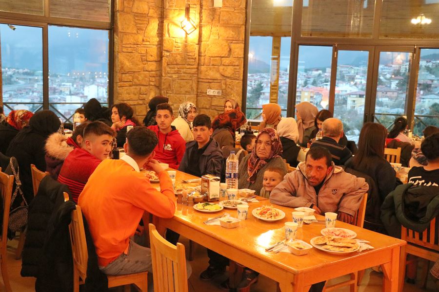 Ramazan'ın bereketini yetim ve öksüz çocuklarla paylaştılar