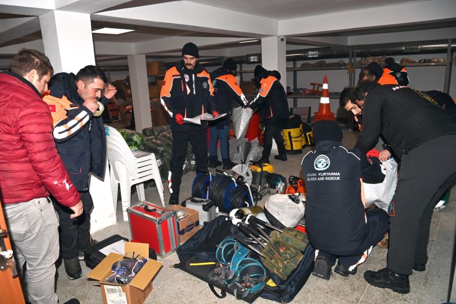 RIZA AKPOLAT: TAM DONANIMLI ACİL DURUM EKİPLERİMİZ VE ARAÇLARIMIZ DEPREM BÖLGESİNE DOĞRU YOLA ÇIKTI