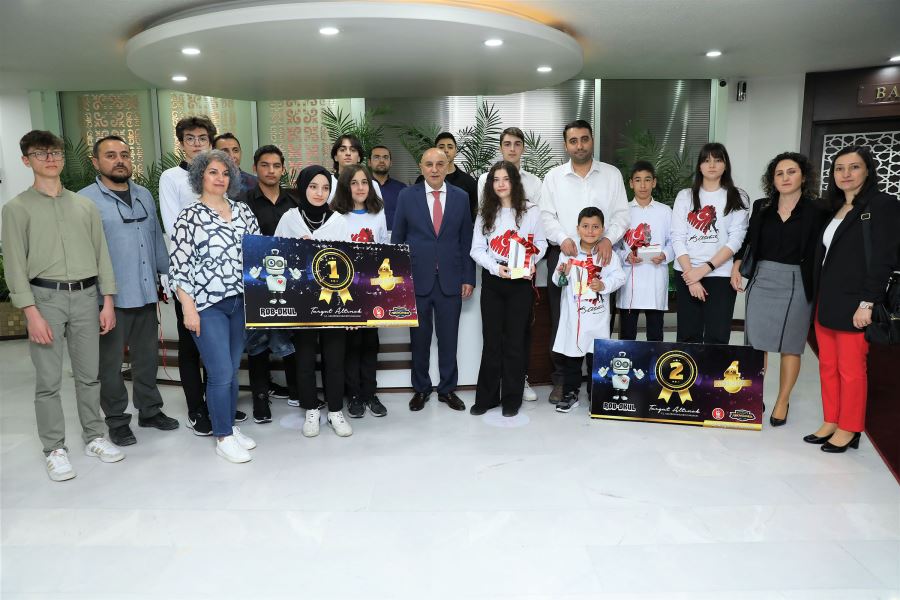 ROBOT YARIŞMASINI KAZANAN GENÇLER ÖDÜLLERİNİ 19 MAYIS’TA ALDI